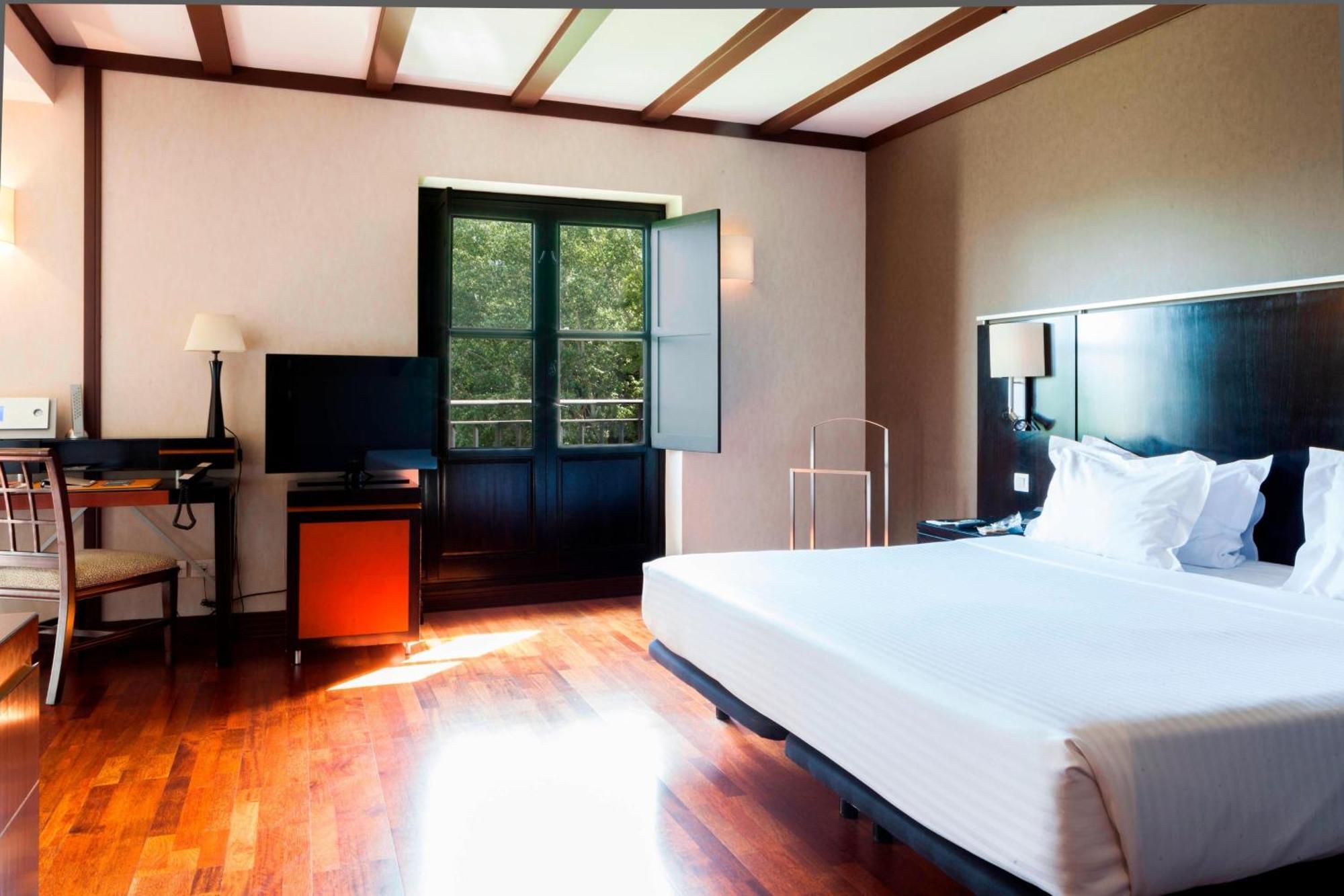 Ac Hotel Palacio De Santa Ana By Marriott Valladolid Exterior photo A room at the hotel