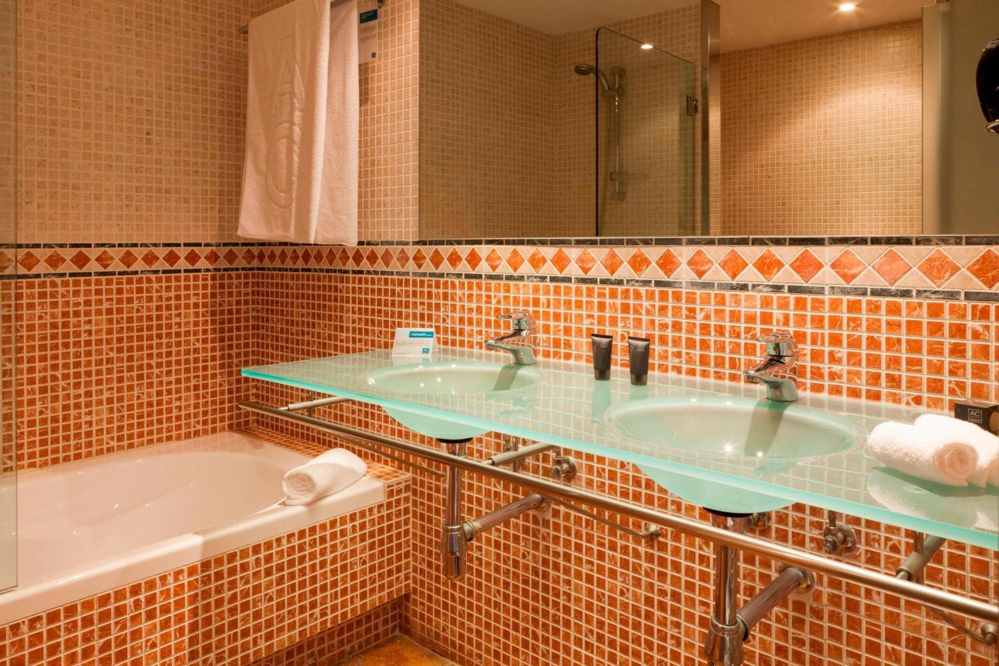 Ac Hotel Palacio De Santa Ana By Marriott Valladolid Exterior photo Bathroom