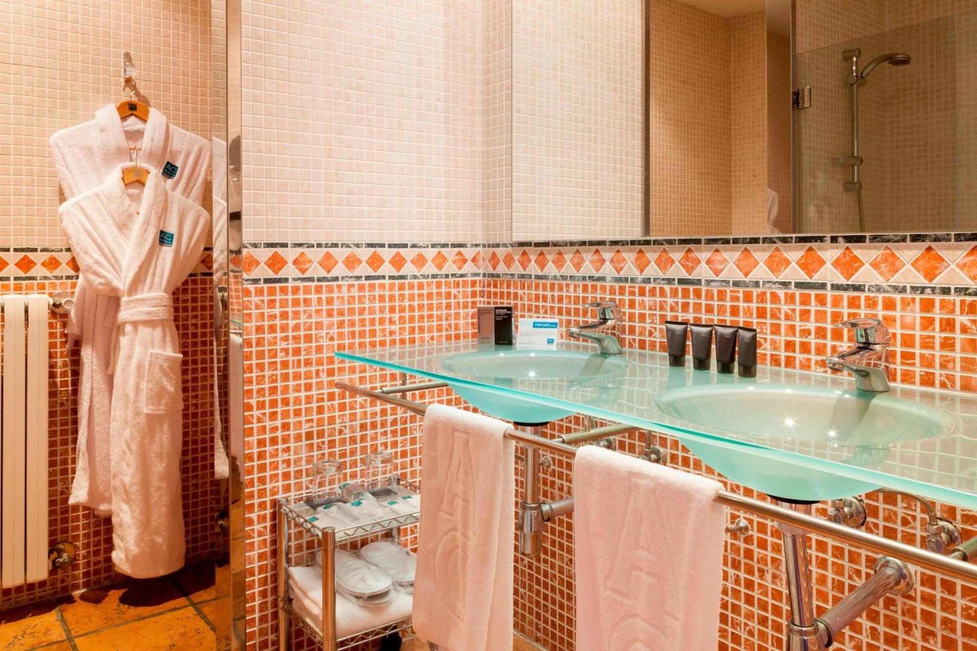 Ac Hotel Palacio De Santa Ana By Marriott Valladolid Exterior photo Bathroom